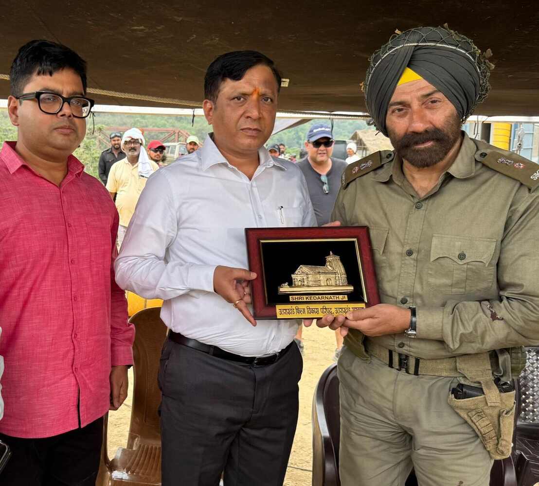 फिल्म विकास परिषद के सीईओ बंशीधर तिवारी ने बॉर्डर-2 के सेट पर अभिनेता सनी देओल से मुलाकात की