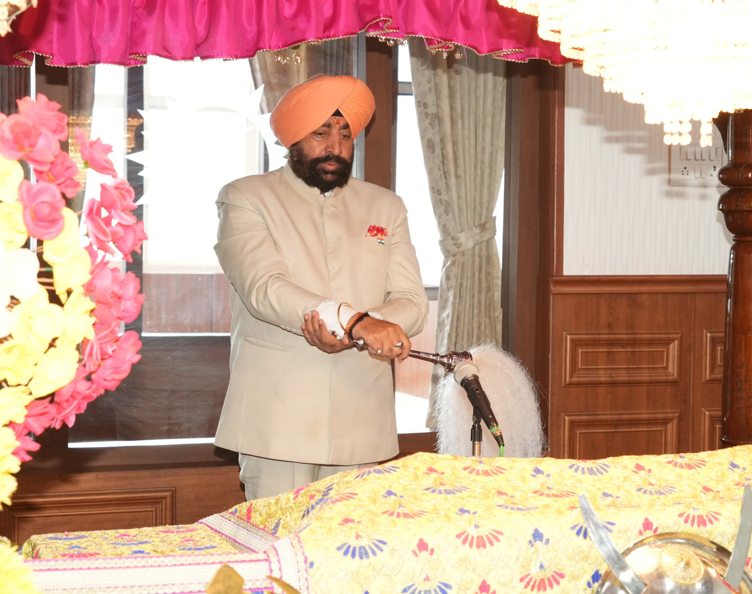 राज्यपाल ने गुरुद्वारे में मत्था टेका, नैना देवी मंदिर में की पूजा-अर्चना