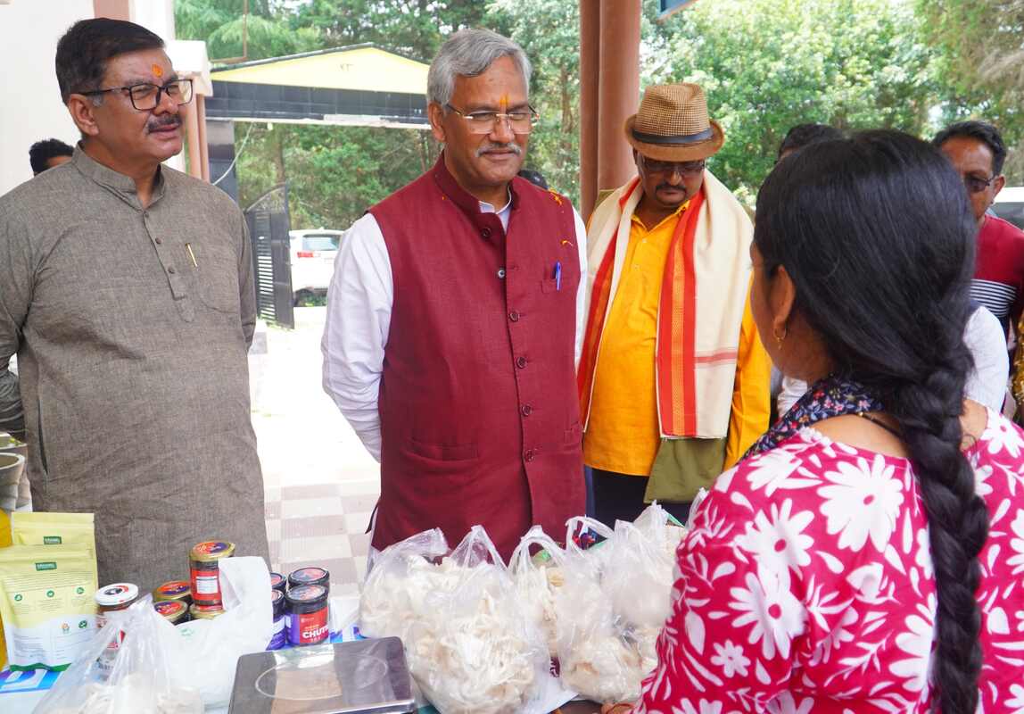 स्थानीय संसाधनों के सदुपयोग, स्वरोज़गार और महिला सशक्तिकरण से ही विकास संभव: त्रिवेन्द्र