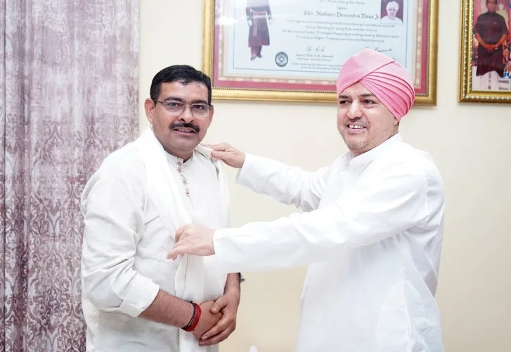 परमवीर चक्र विजेता योगेन्द्र सिंह यादव ने श्री दरबार साहिब में टेका माथा