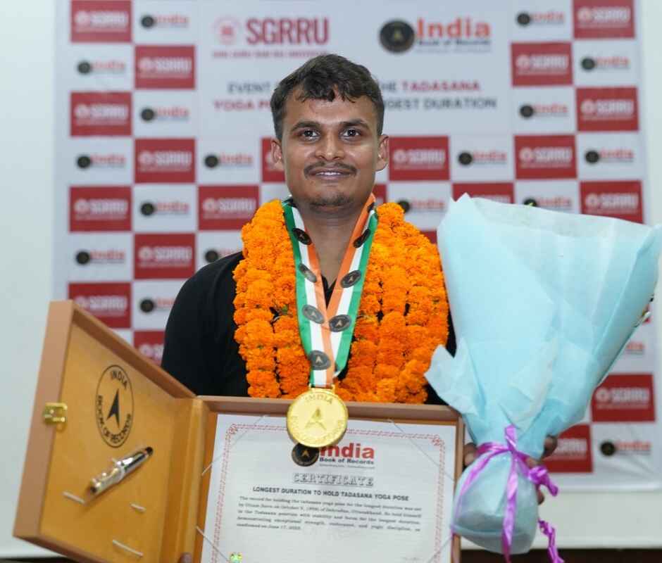 SGRRU के योग छात्र उत्तम अग्रहरि ने ताड़ासन का बनाया राष्ट्रीय रिकार्ड