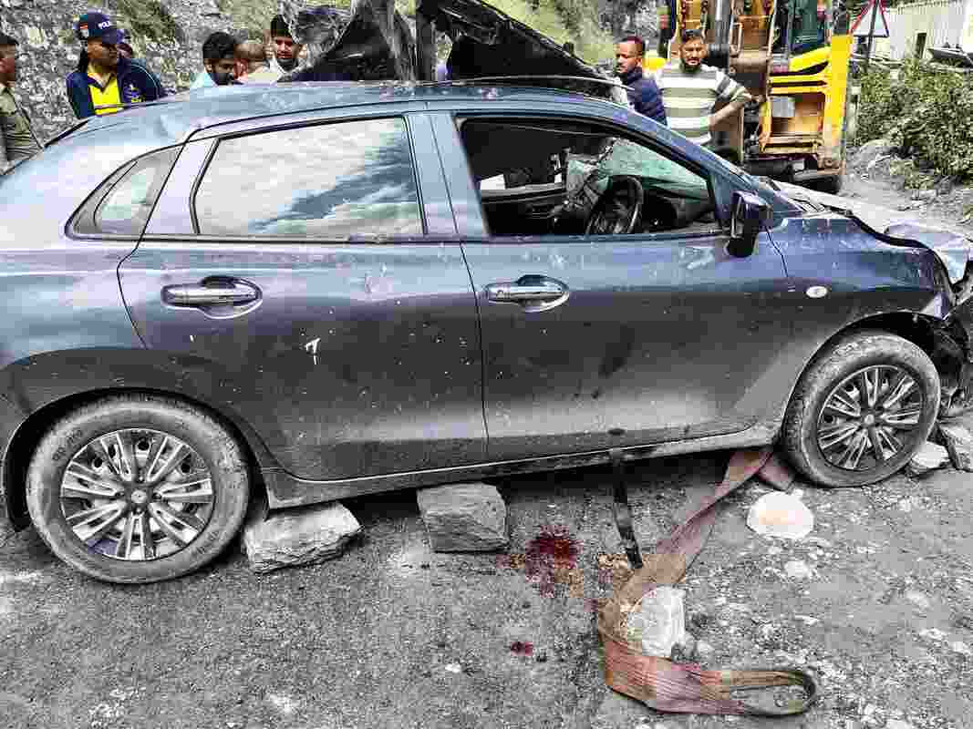 बद्रीनाथ हाईवे पर कार पर गिरा पथर, महिला कि मौत, दो घायल