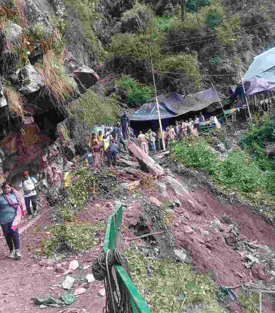 यमुनोत्री पैदल मार्ग पर भूस्खलन, 3 से 5 यात्रियों के मलबे में दबने की आशंका