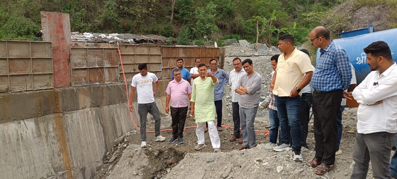 अमृतपुर-जमरानी मोटर मार्ग निर्माण कार्य की धीमी गति पर भड़के विधायक कैड़ा, अधिकारियों को दिए सख्त निर्देश