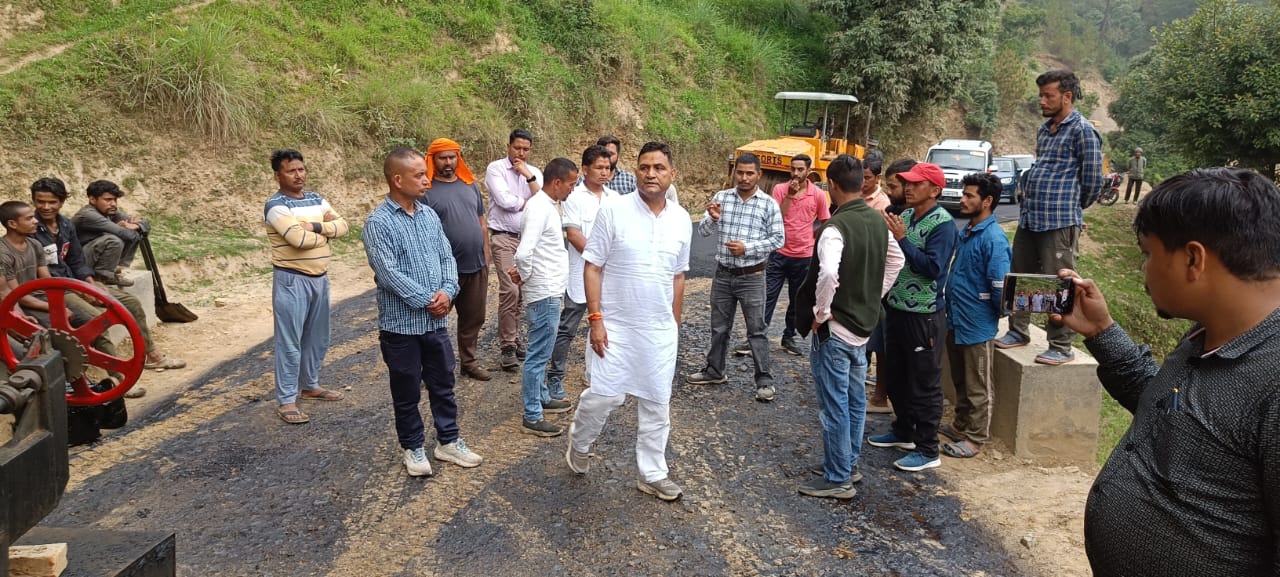 कसियालेख से चौखुटा-परबड़ा मोटर मार्ग पर डामरीकरण कार्य का विधायक कैड़ा ने किया निरीक्षण