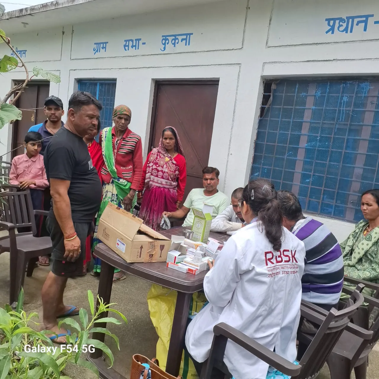 कूकना गांव में फैले वायरल बुखार पर स्वास्थ्य विभाग हुआ सक्रिय, टीम ने किया इलाज