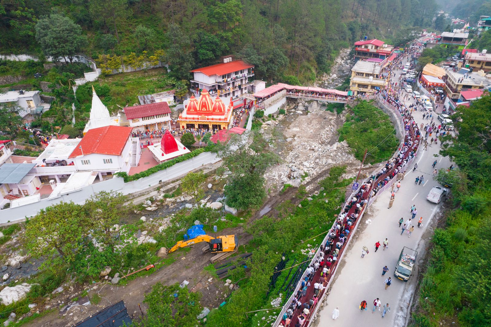 कैंची धाम स्थापना दिवस पर उमड़ा श्रद्धा का सैलाब, सवा लाख से अधिक भक्तों ने किए दर्शन