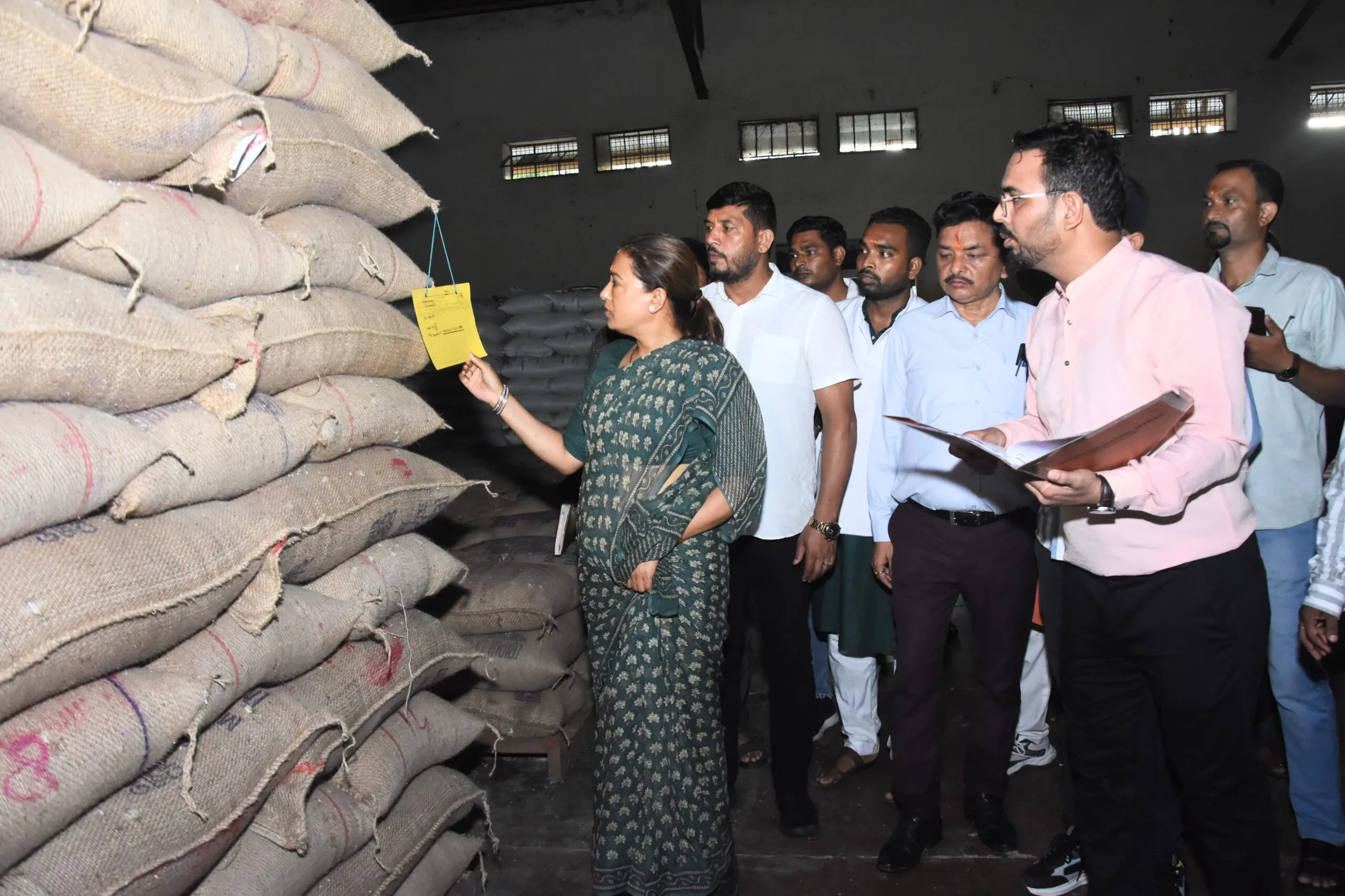 खाद्य मंत्री रेखा आर्या ने किया रामनगर खाद्य गोदाम का निरीक्षण