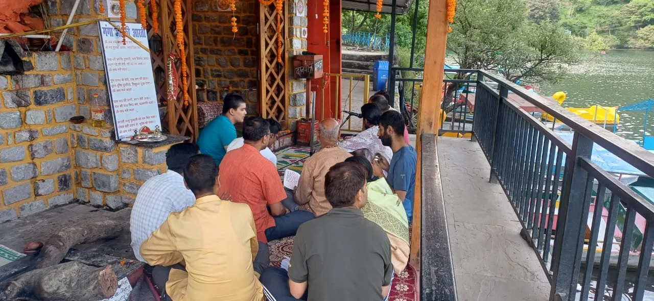 गंगा दशहरा पर स्नान के लिए पहुंचे लोग