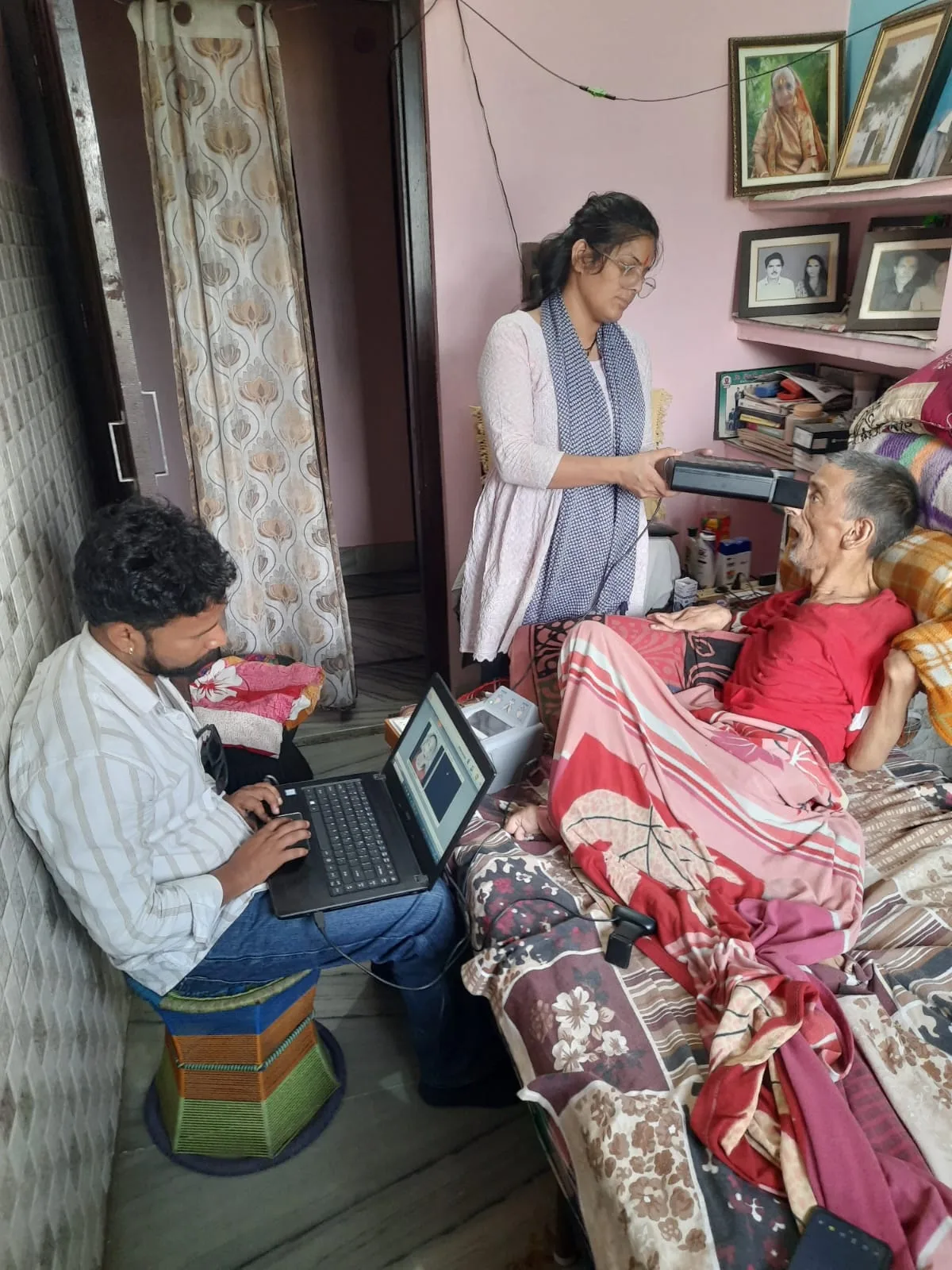 दिव्यांग वृद्धा को मिला आधार, दस साल की मेहनत को मिली राहत