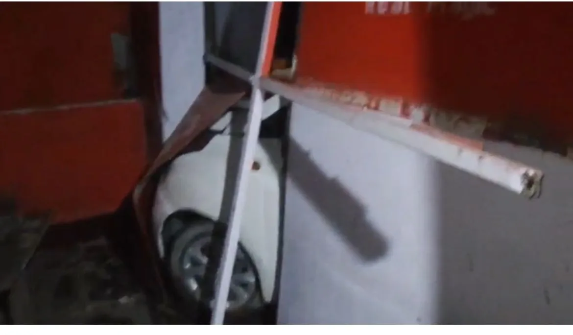 नैनीताल भुजियाघाट में पुलिसकर्मी ने शराब के नशे में मचाया उत्पात,रेस्टोरेंट में घुसाई कार