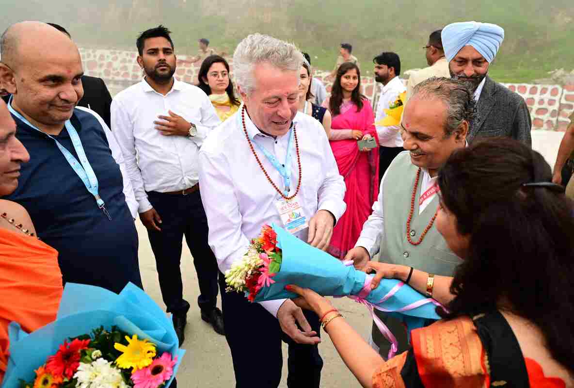 भराड़ीसैंण की मिट्टी ने जीता विदेशी मेहमानों का दिल