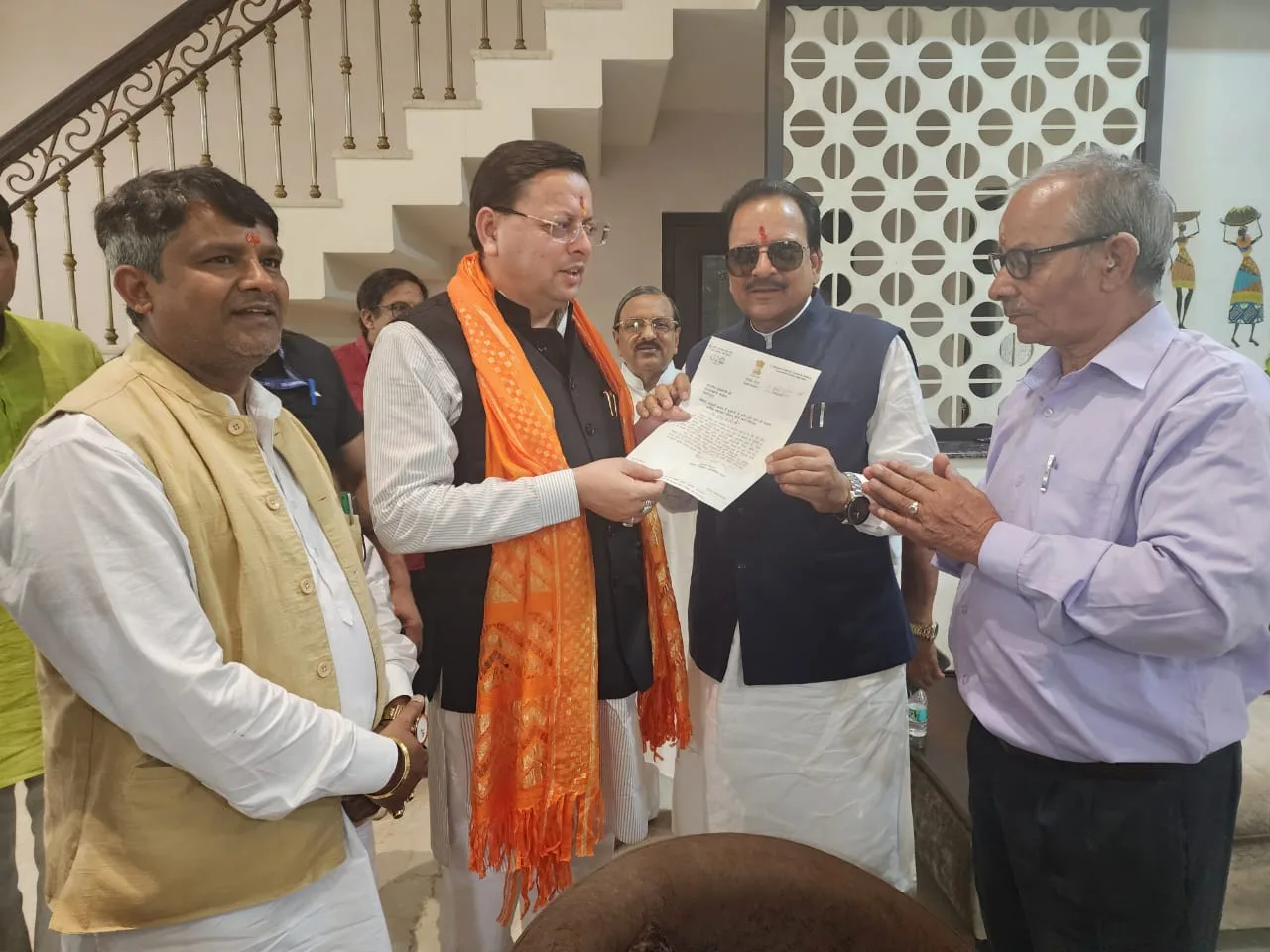 भवाली अग्निकांड पीड़ितों को राहत दिलाने को सांसद अजय भट्ट ने सीएम को सौंपा पत्र