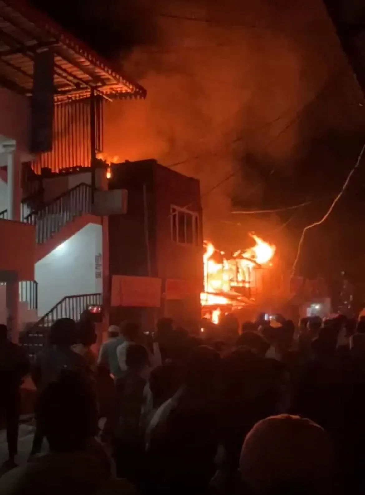 भवाली बाजार में भीषण आग, कई दुकानें खाक, अफरा-तफरी मची