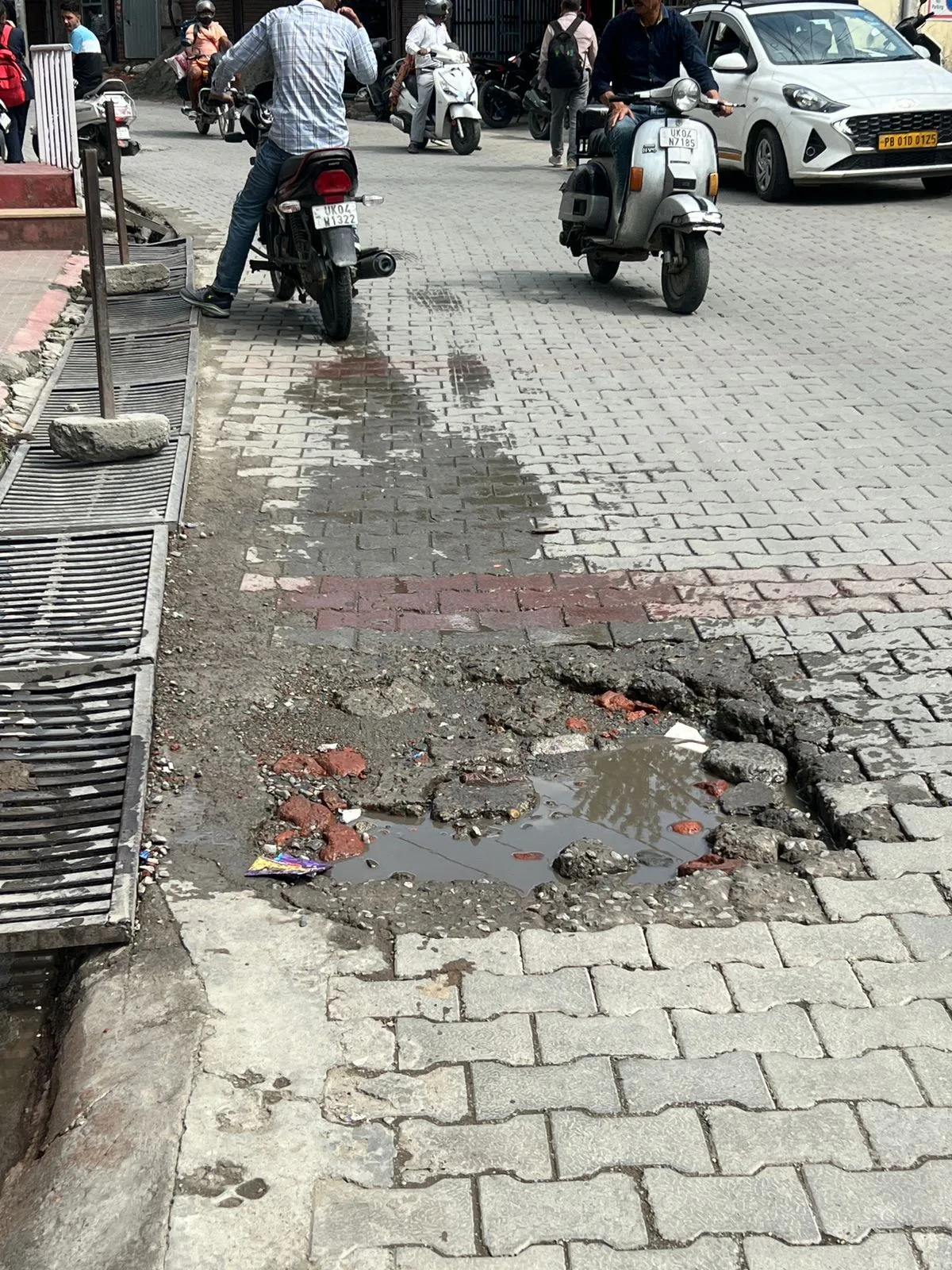 भीमताल बाजार में सीवर का गड्ढा बना राहगीरों के लिए मुसीबत