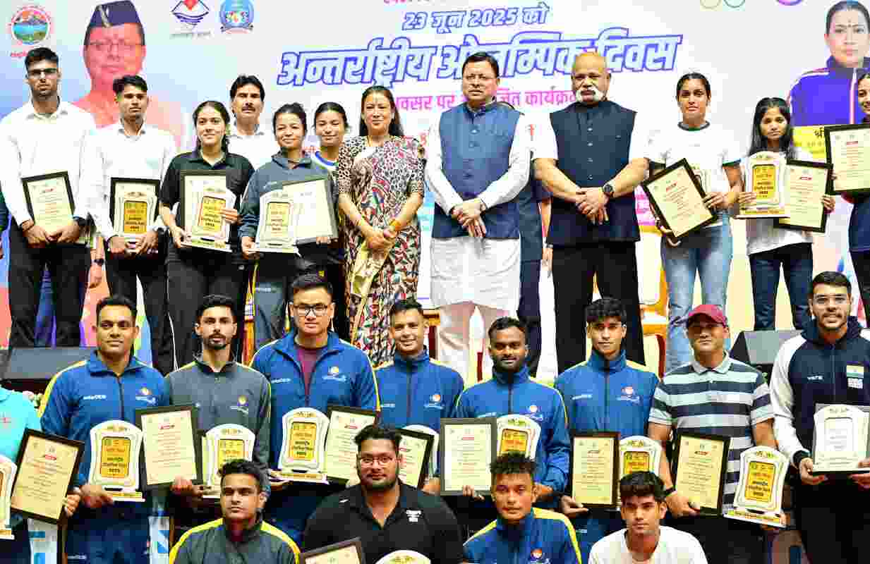 मुख्यमंत्री धामी ने अन्तरराष्ट्रीय और राष्ट्रीय स्तर पर पदक जीतने वाले खिलाड़ियों को किया सम्मानित