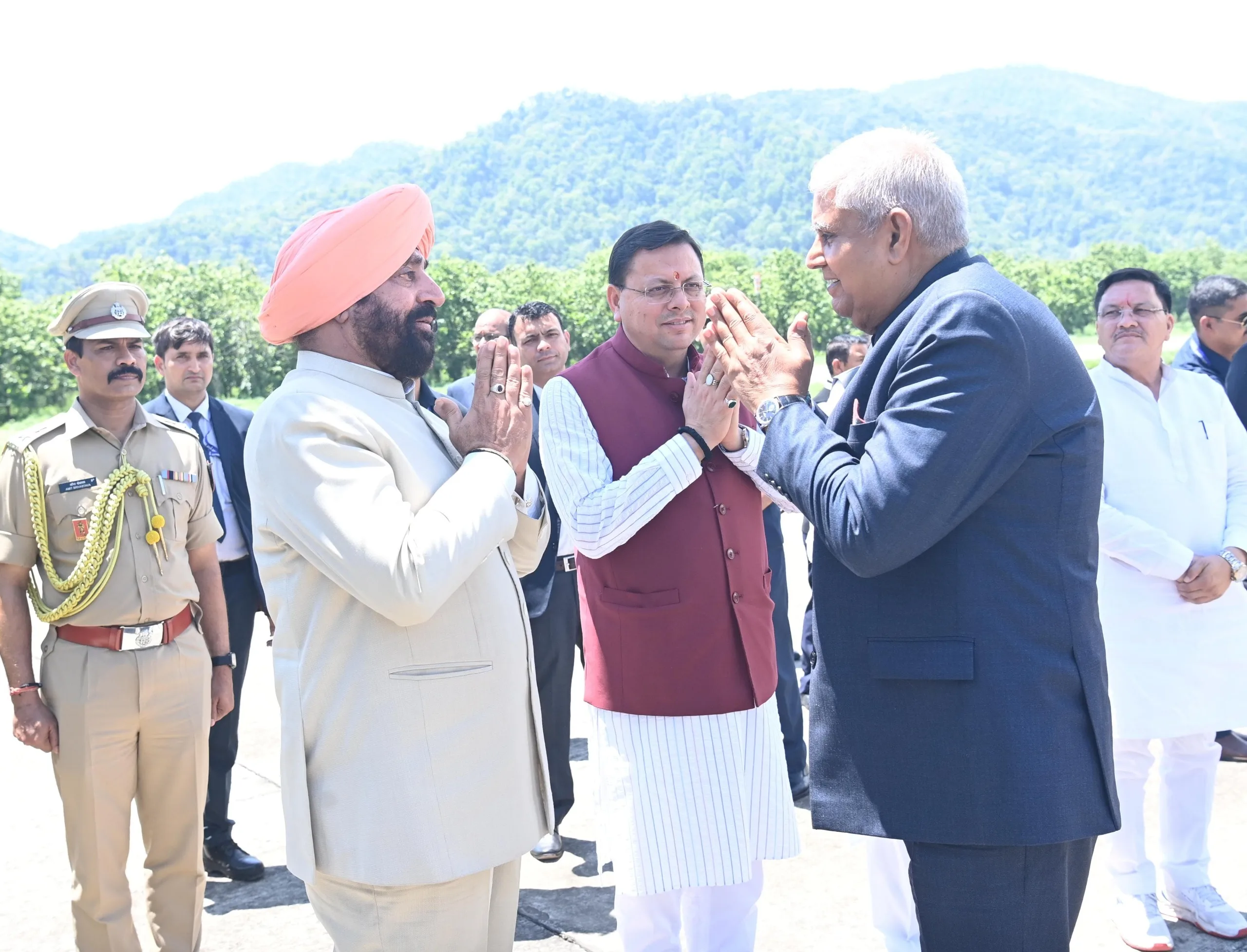 मुख्यमंत्री धामी ने उपराष्ट्रपति धनखड़ से की शिष्टाचार भेंट, राज्य विकास योजनाओं पर हुई चर्चा