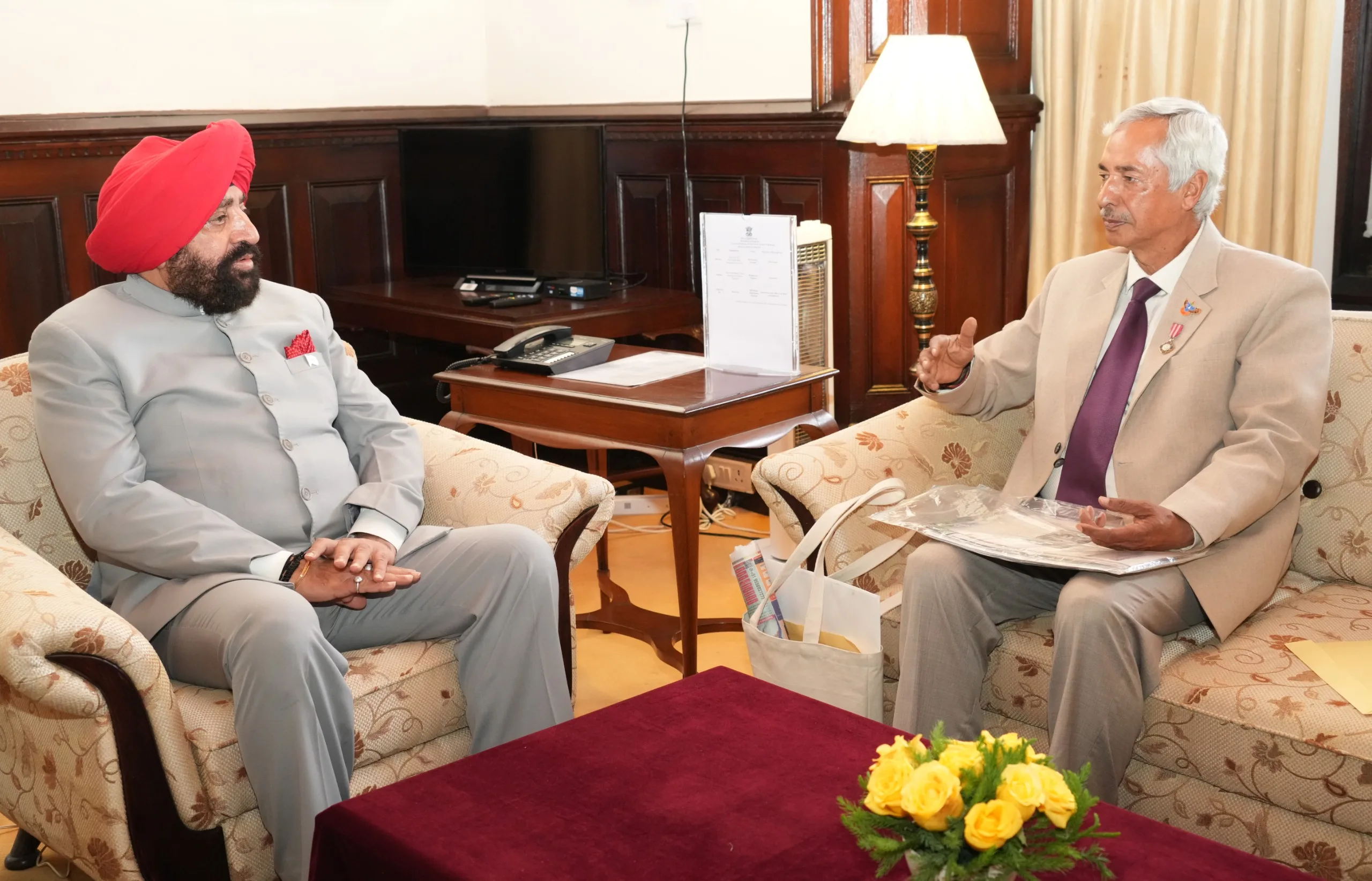 राजभवन में राज्यपाल से मिले पद्मश्री अनूप साह