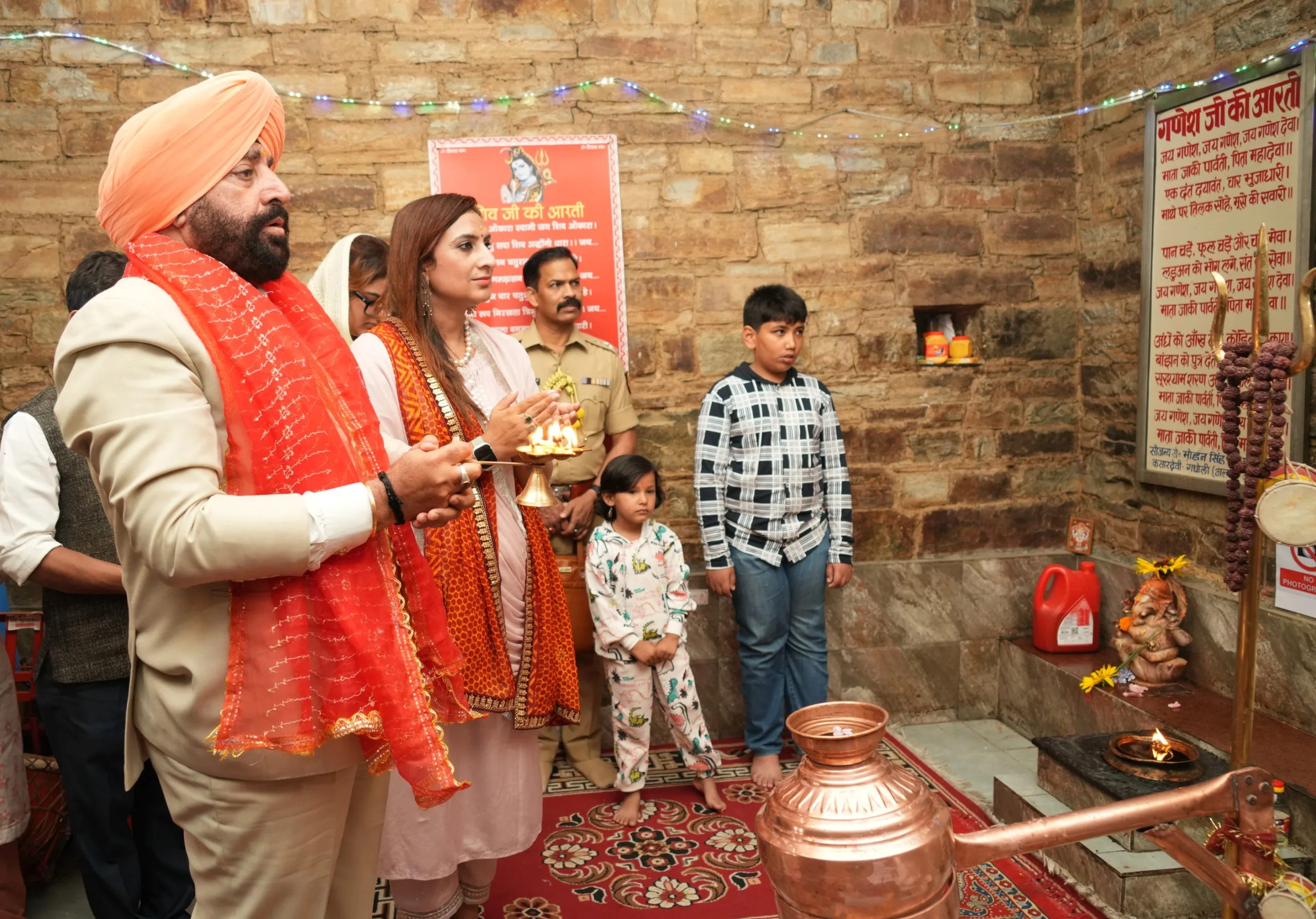 राज्यपाल ने की कसार देवी मंदिर में पूजा-अर्चना