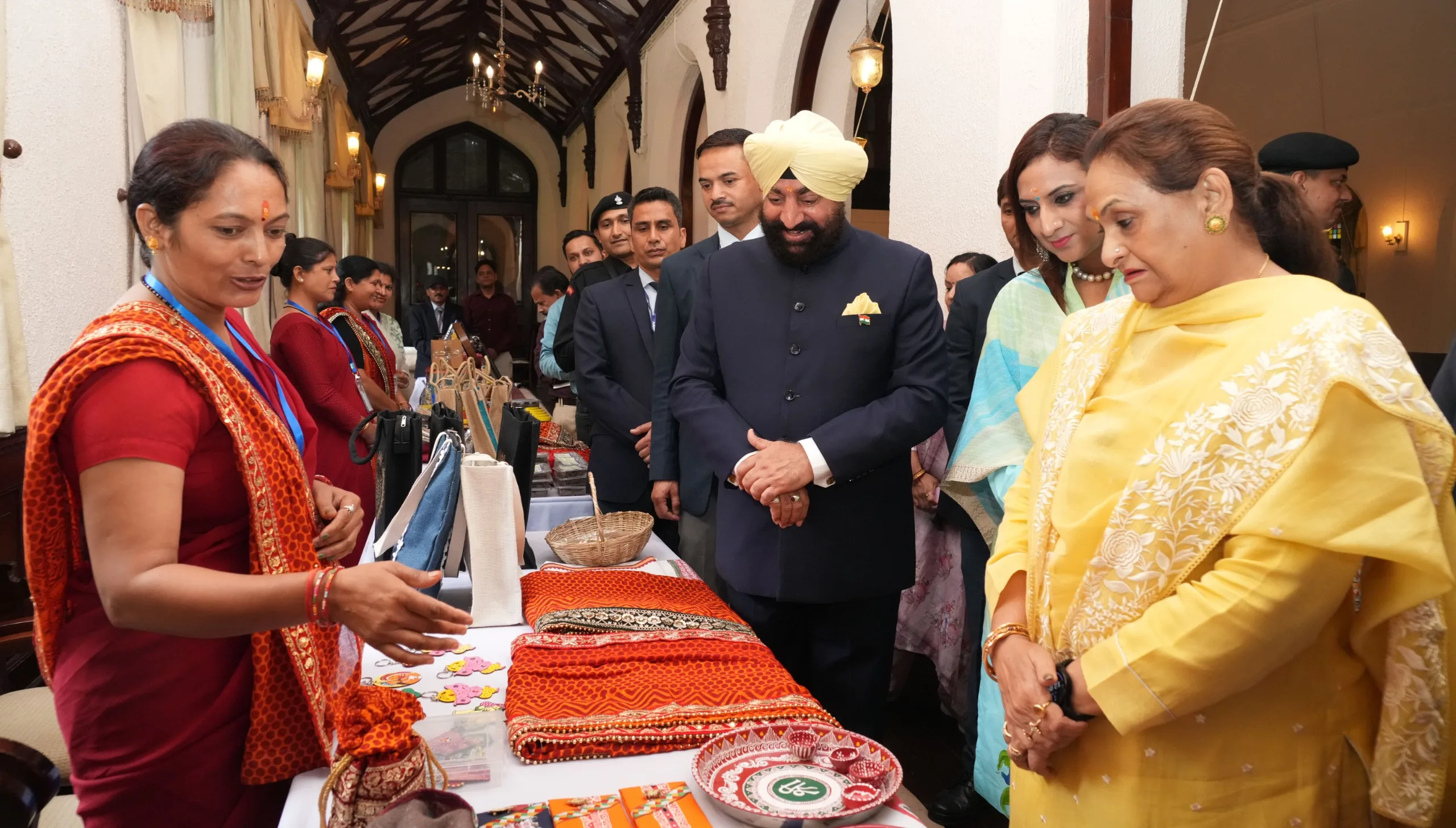 राज्यपाल ने महिला समूहों की प्रदर्शनी का किया अवलोकन