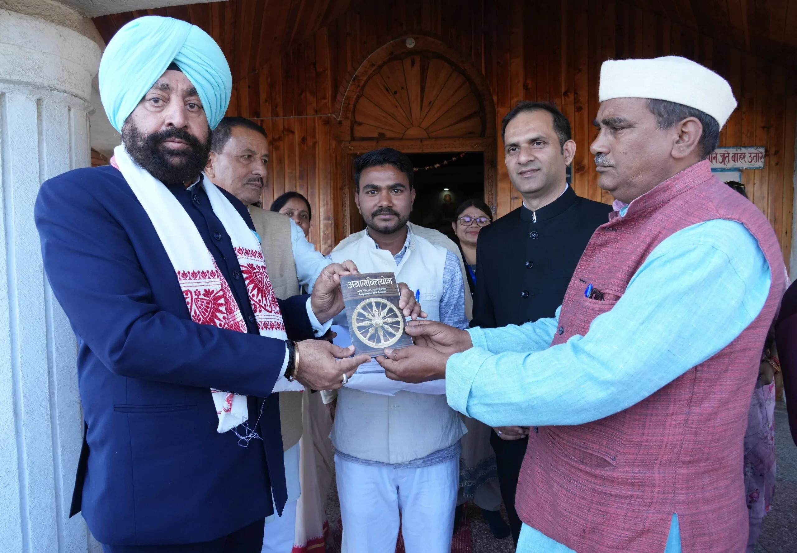 राज्यपाल पहुंचे कौसानी, अनाशक्ति आश्रम में दी श्रद्धांजलि