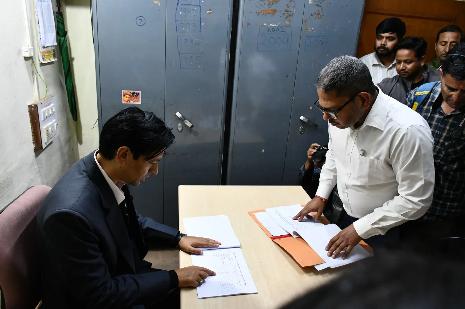 विकास प्राधिकरण कार्यालय पहुंचे आयुक्त दीपक रावत, लापरवाही पर जताई सख्त नाराजगी