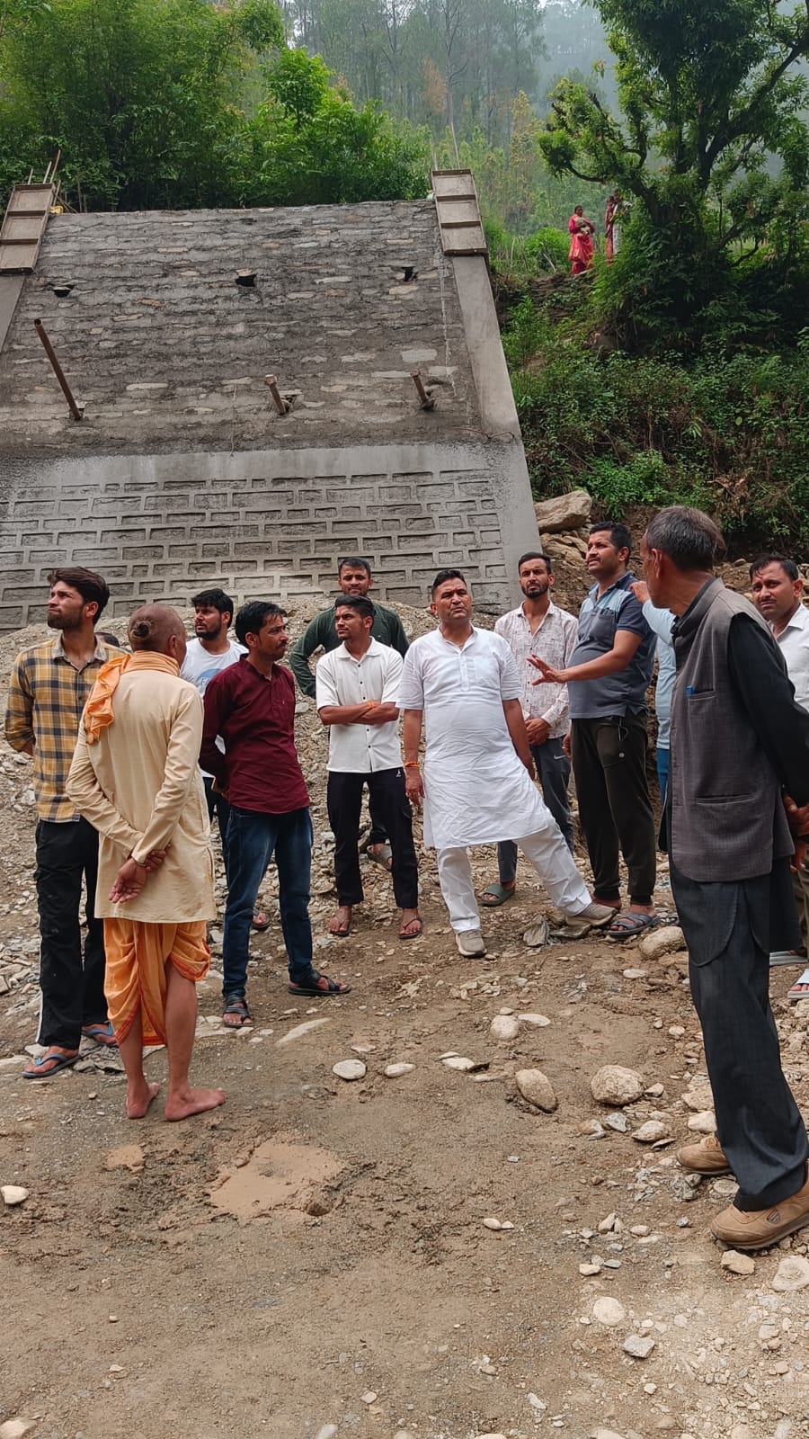 विधायक कैड़ा ने किया पस्या नदी पर बन रहे पुल का निरीक्षण