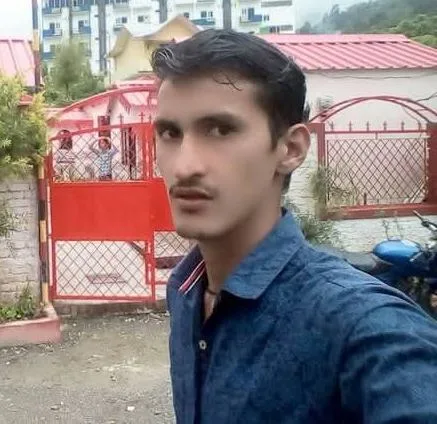 सड़क किनारे मिला चालक का शव