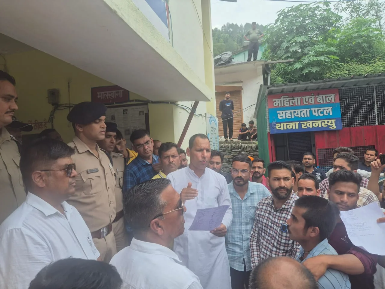 हत्या के खुलासे की मांग को लेकर फिर उबाल,पनेरु के नेतृत्व में खनस्यू थाने का घेराव