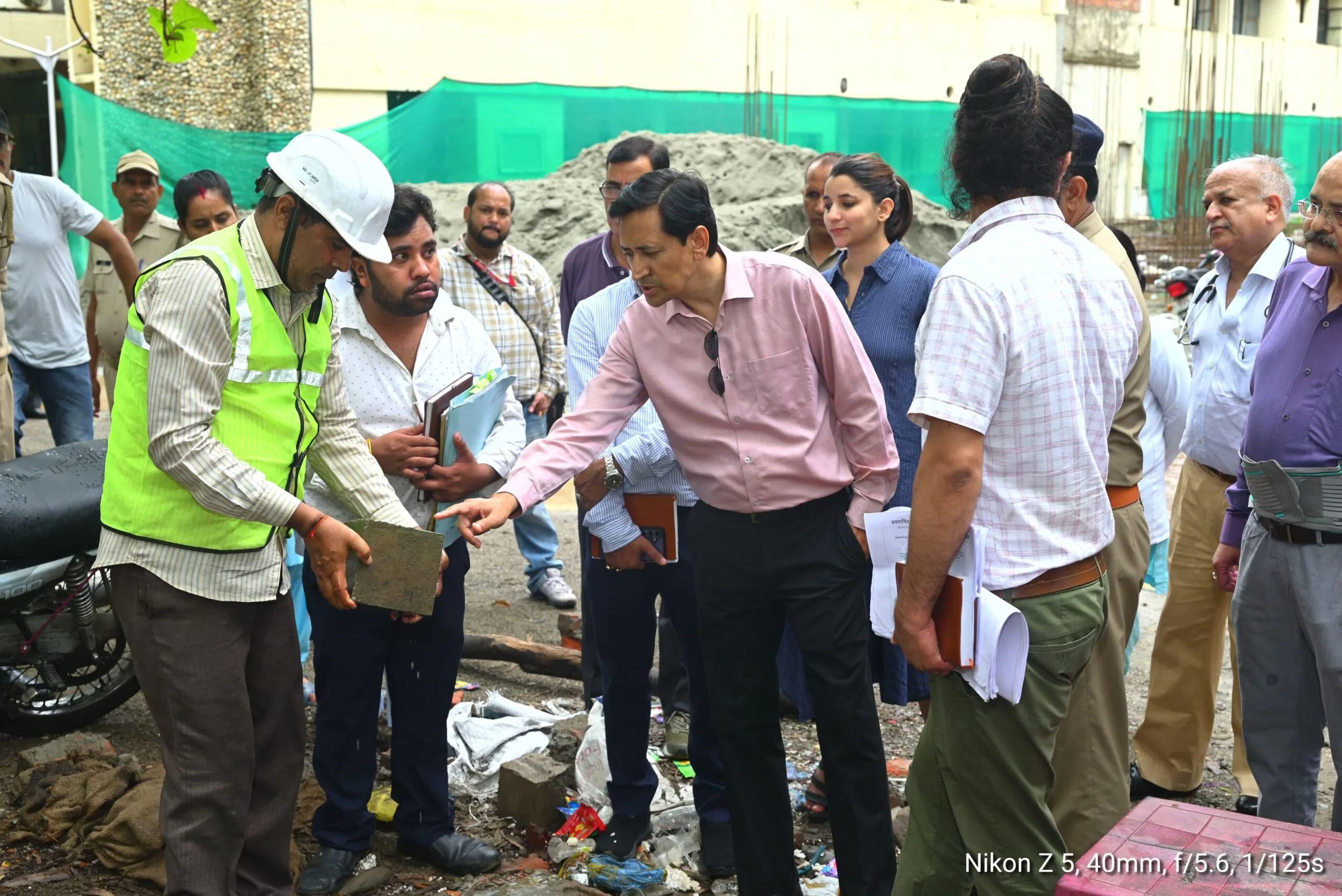 हल्द्वानी में 120 बेड के स्टेट कैंसर चिकित्सालय का आयुक्त दीपक रावत ने किया निरीक्षण