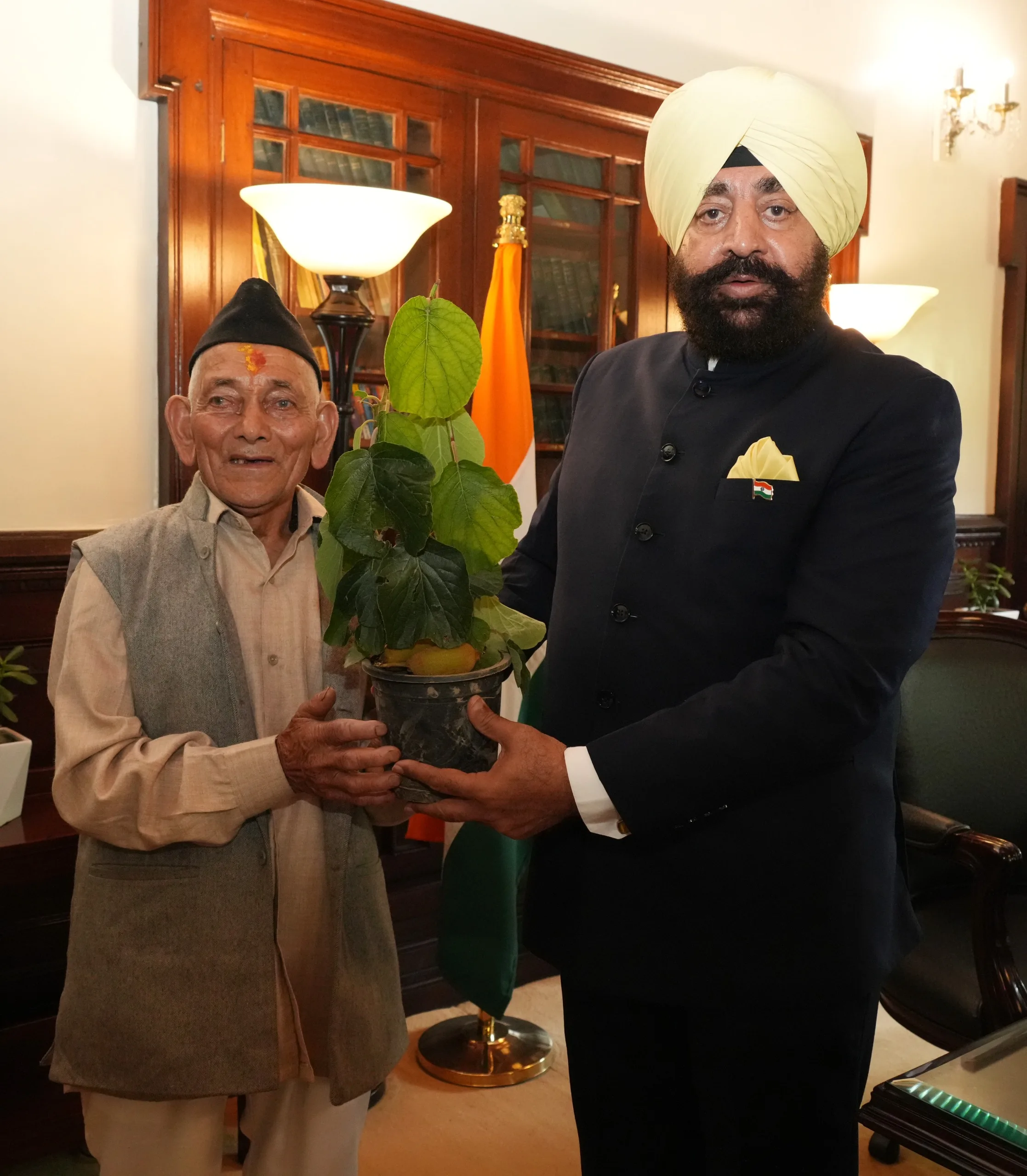 ‘कीवी मैन’ सगत सिंह मेहरा को राज्यपाल ने किया सम्मानित