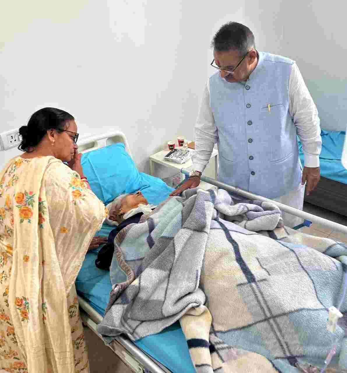 कैबिनेट मंत्री गणेश जोशी ने जाना राॅटविलर कुत्ते के हमले में गम्भीर घायल महिला का हाल