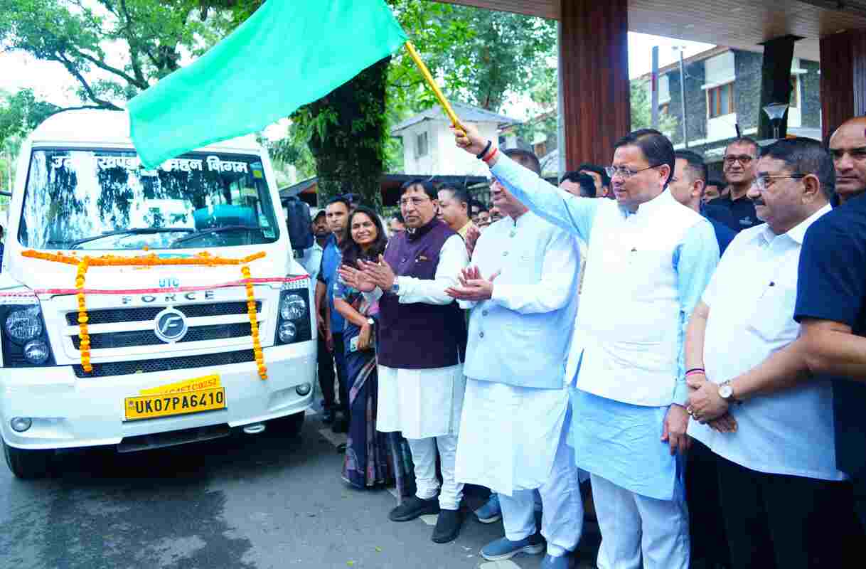 मुख्यमंत्री धामी ने उत्तराखण्ड रोडवेज के 20 नए वातानुकूलित टैम्पो ट्रेवलर को किया फ्लैग ऑफ 