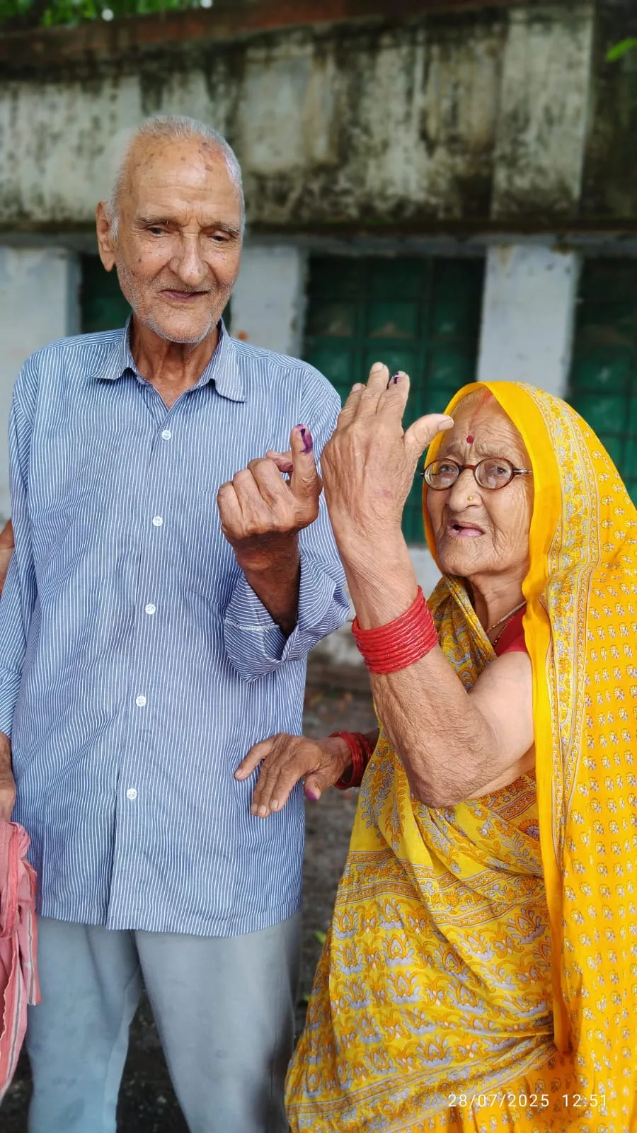 90 वर्षीय दंपति ने किया मतदान, बने लोकतंत्र के प्रेरणास्रोत