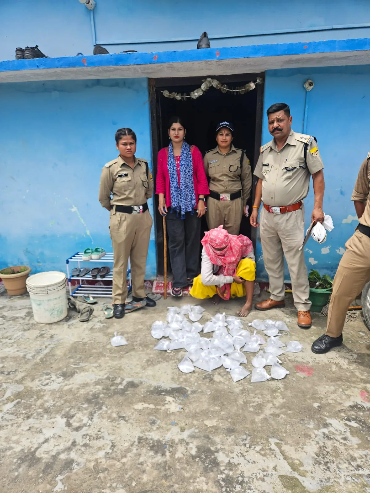 आबकारी विभाग का छापामार अभियान जारी, 51 पाउच कच्ची शराब बरामद