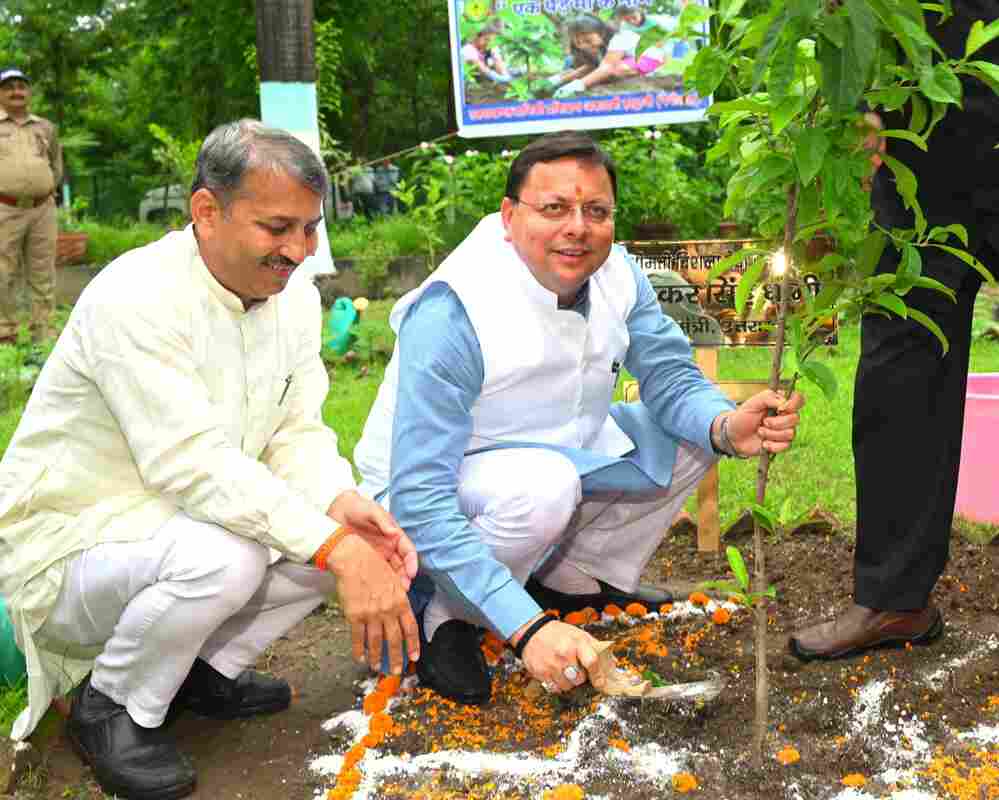 एक पेड़ माँ के नाम’ अभियान: मुख्यमंत्री ने पौधरोपण कर पर्यावरण संरक्षण का दिया संदेश
