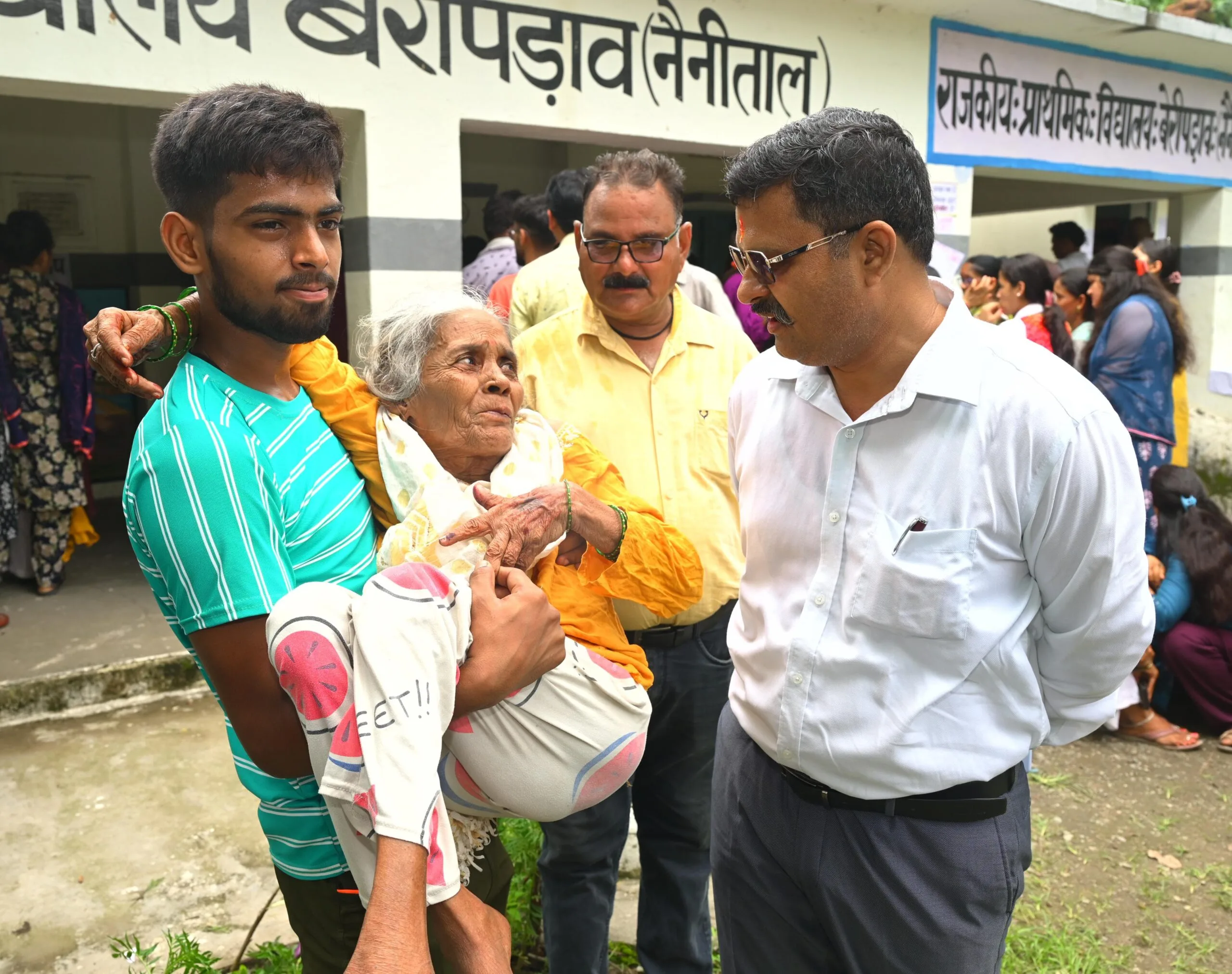 एडीएम विवेक राय ने किया मतदान केंद्रों का निरीक्षण, सुरक्षा और व्यवस्थाओं का लिया जायजा