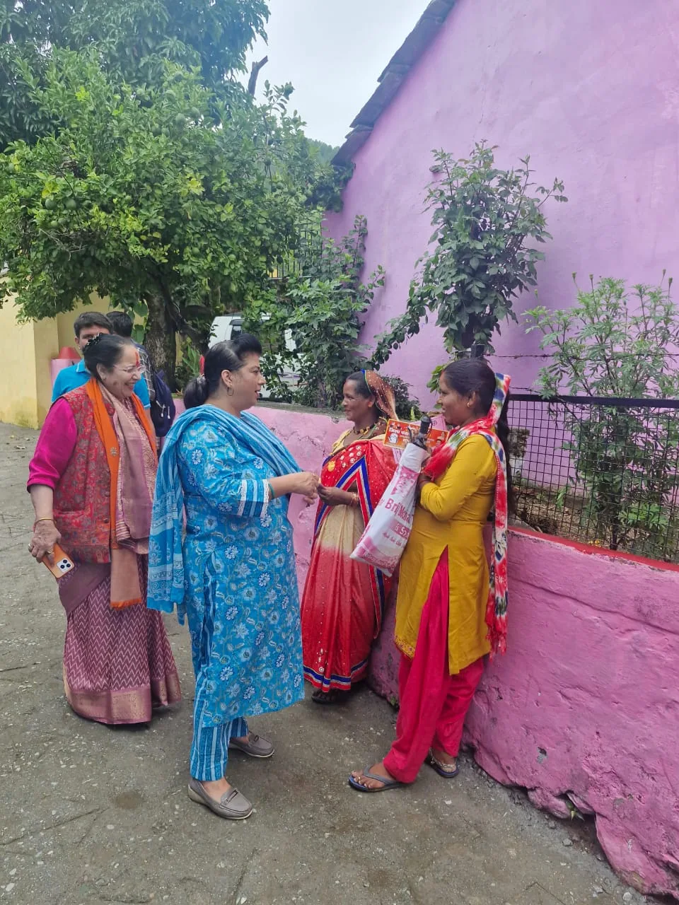 घर-घर जाकर मांगे वोट, भाजपा महिला मोर्चा ने रोहित आर्य के समर्थन में चलाया जनसंपर्क अभियान