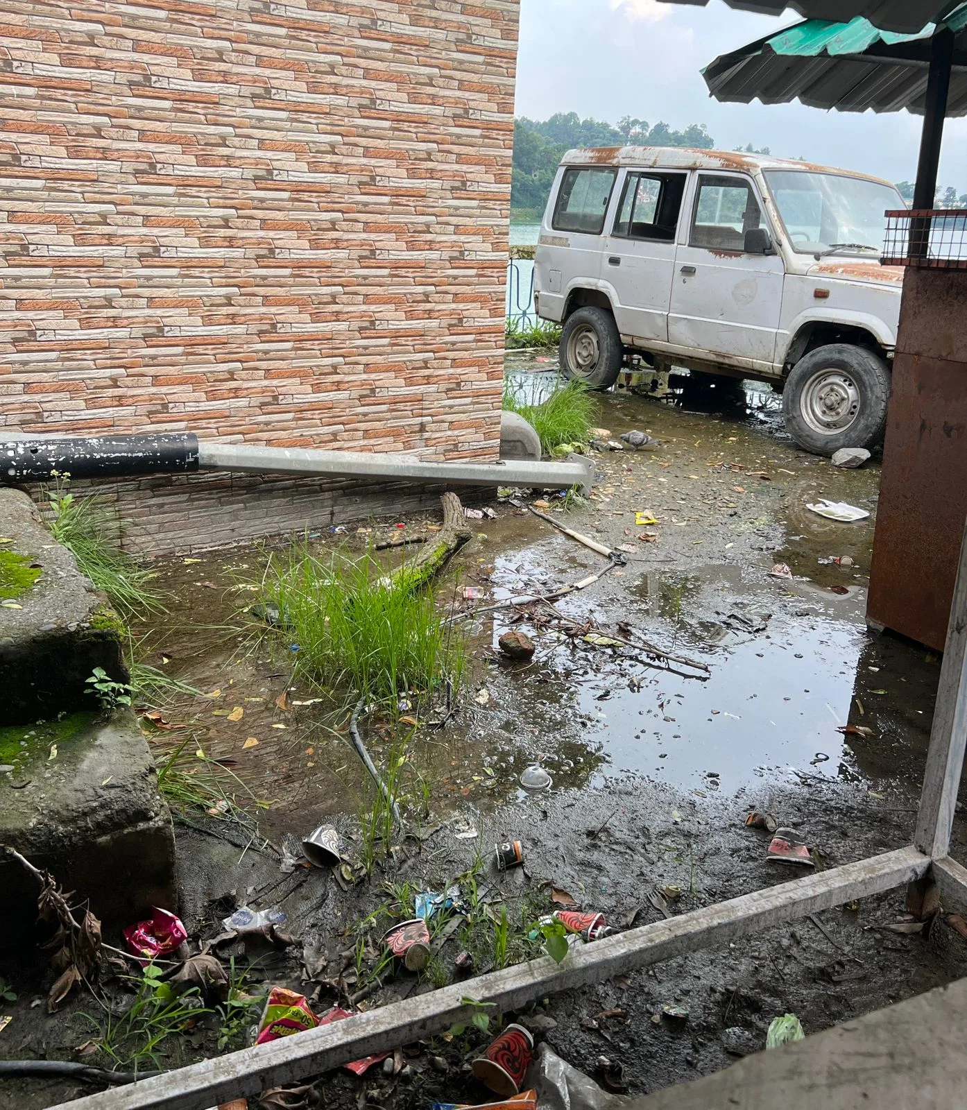 डांठ पार्किंग में स्क्रैप गाड़ियों और गंदगी का अंबार, पर्यटकों की पहली झलक में ही बदहाल व्यवस्था उजागर