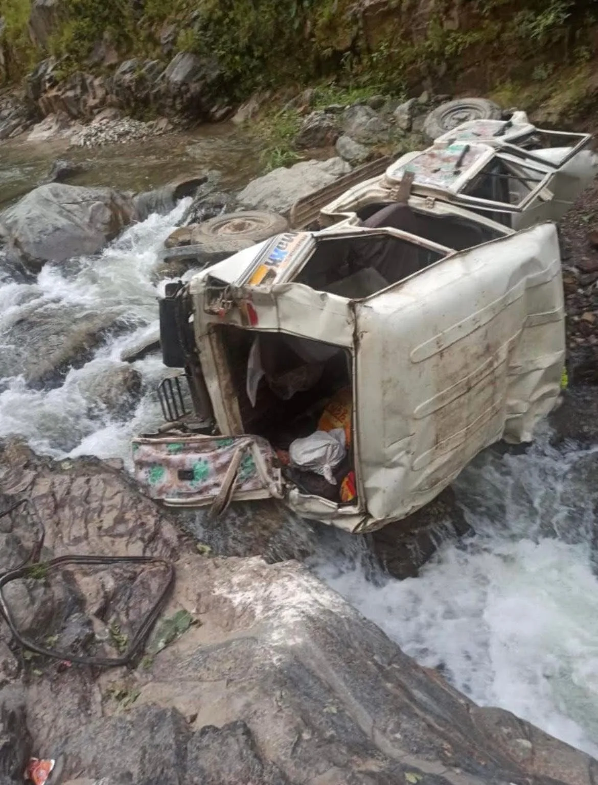 पिथौरागढ़ में दर्दनाक हादसा, खाई में गिरा वाहन; छह की मौत