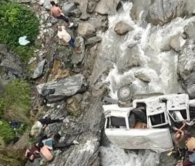 पिथौरागढ़ में मैक्स नदी में गिरी, आठ लोगों की मौत