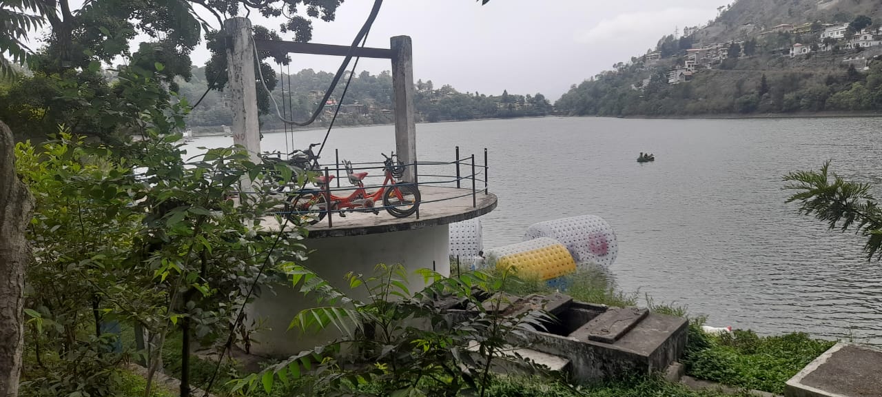 भीमताल में झील किनारे उठती दुर्गंध बनी गंभीर चुनौती, स्थायी सीवर समाधान की उठी मांग