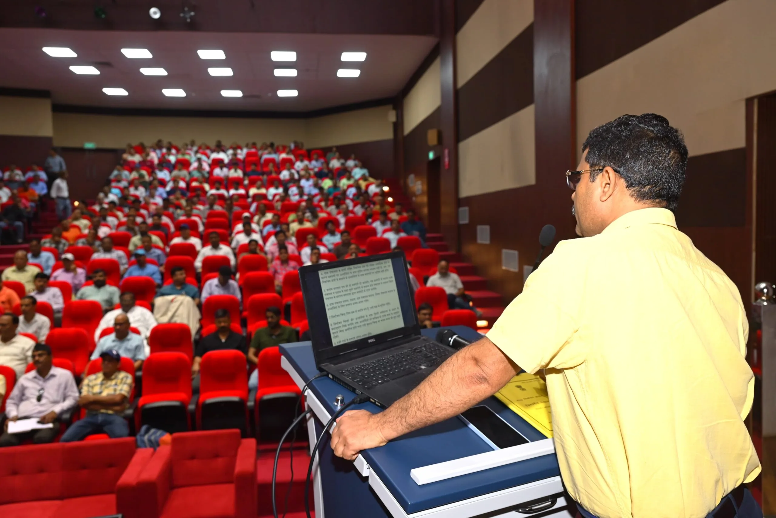 मतदान दिवस पर सिर्फ अधिकृत वाहन का ही करें प्रयोग: अपर जिलाधिकारी