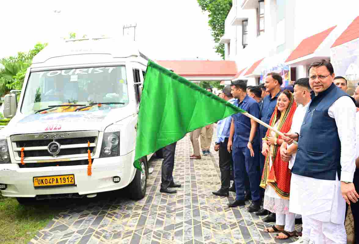 मुख्यमंत्री ने कैलाश मानसरोवर यात्रा के पहले दल को हरी झंडी दिखाकर किया रवाना