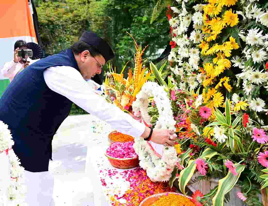 मुख्यमंत्री ने विजय दिवस पर शहीद स्मारक पर पुष्प चक्र अर्पित कर कारगिल शहीद को दी श्रद्धांजलि