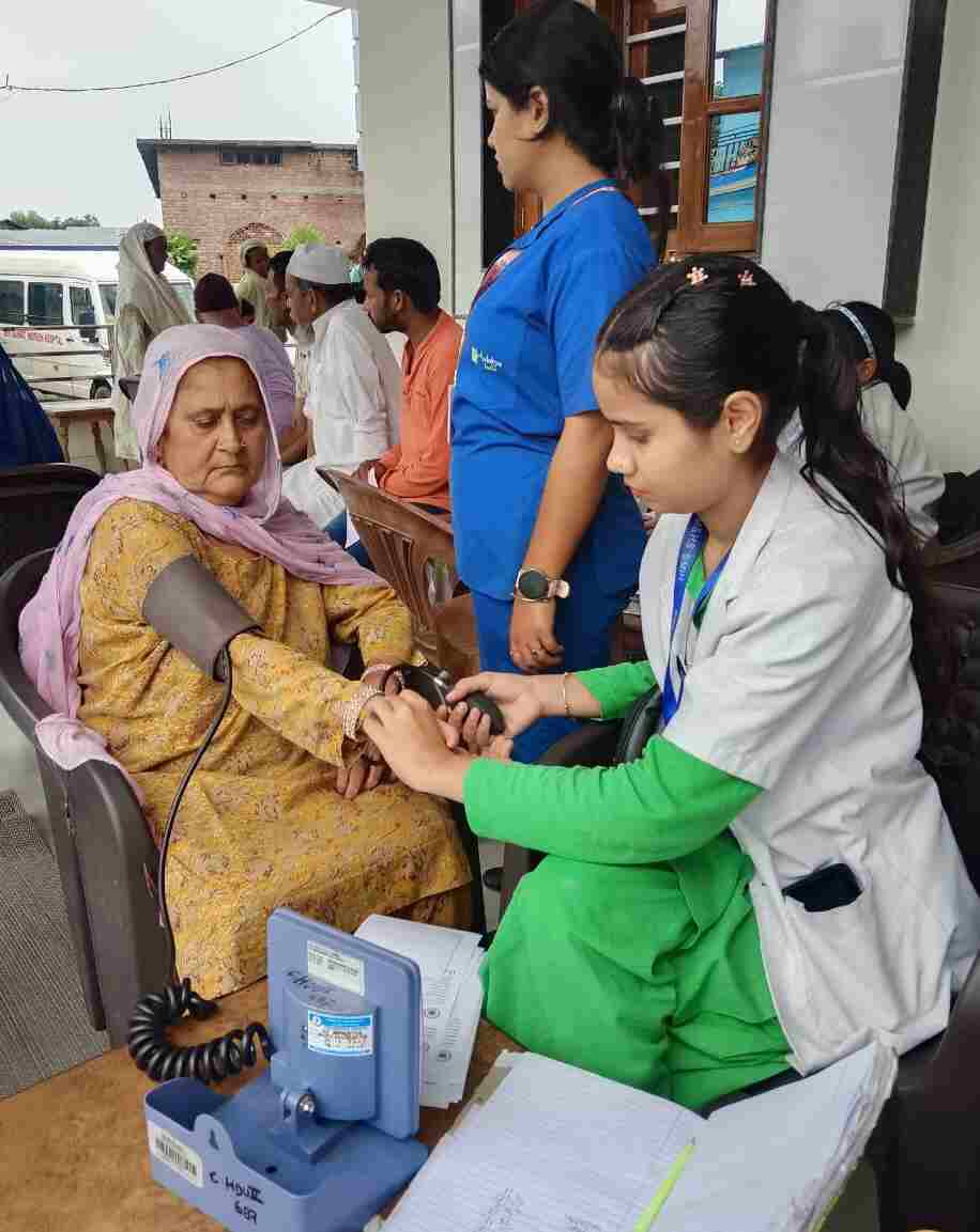 श्री महंत इन्दिरेश अस्पताल के निःशुल्क स्वास्थ्य शिविर में उमडे़ सहसपुरवासी