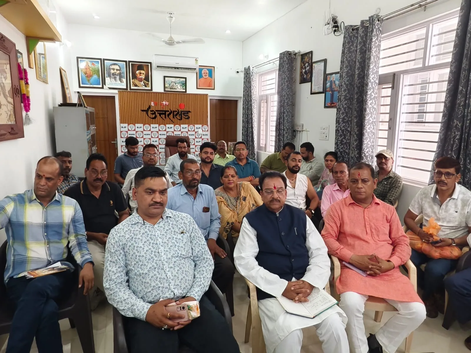 सांसद अजय भट्ट ने यशोधर मठपाल से जाना हाल, बंदरों के आतंक पर जताई चिंता