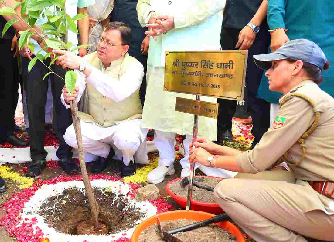 हरेला पर्व पर मुख्यमंत्री ने रुद्राक्ष का पौधा रोपा