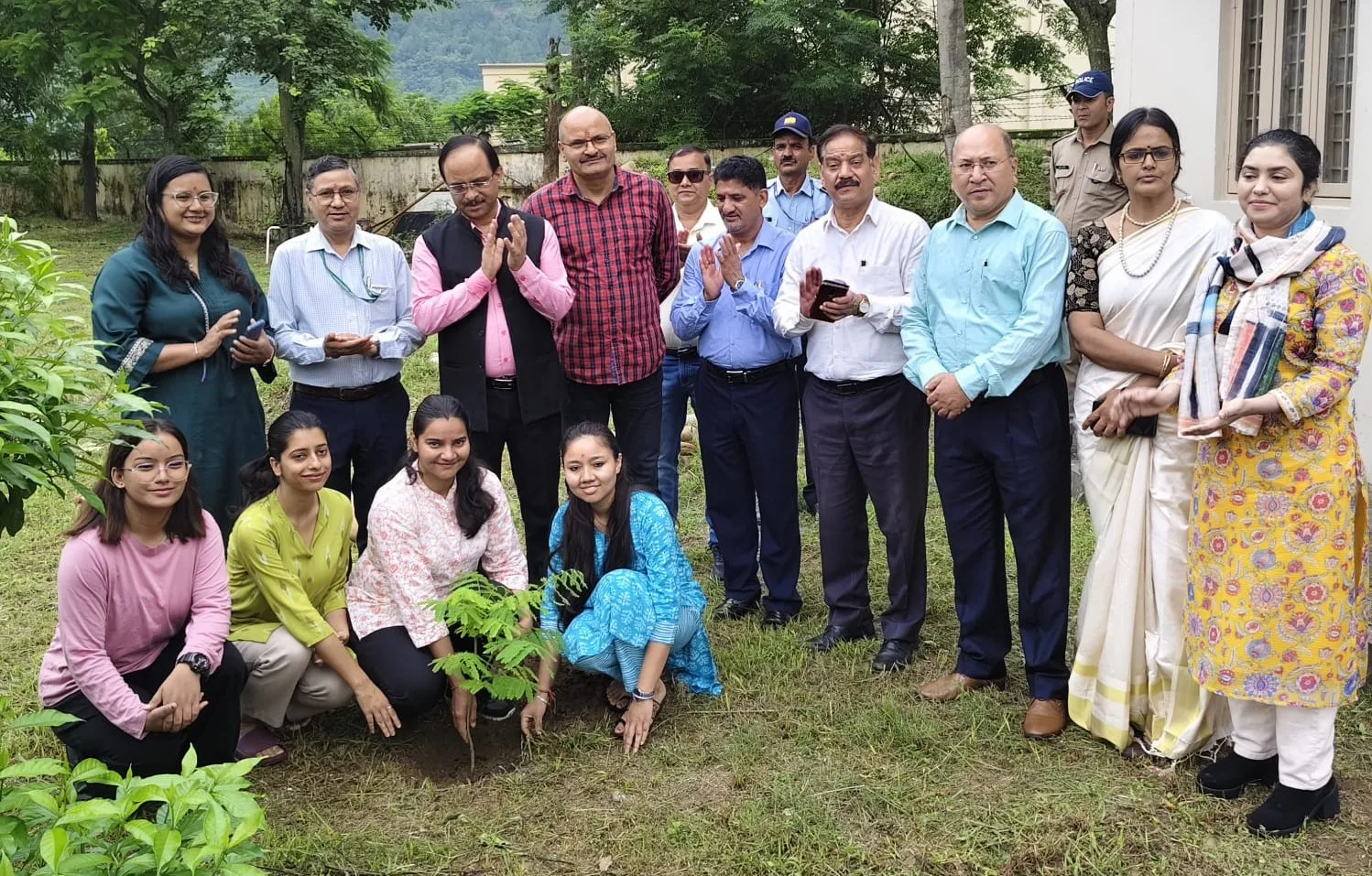 रक्षाबंधन पर्व पर गढ़वाल विश्वविद्यालय के चौरास परिसर में छात्रावासों में पौधरोण