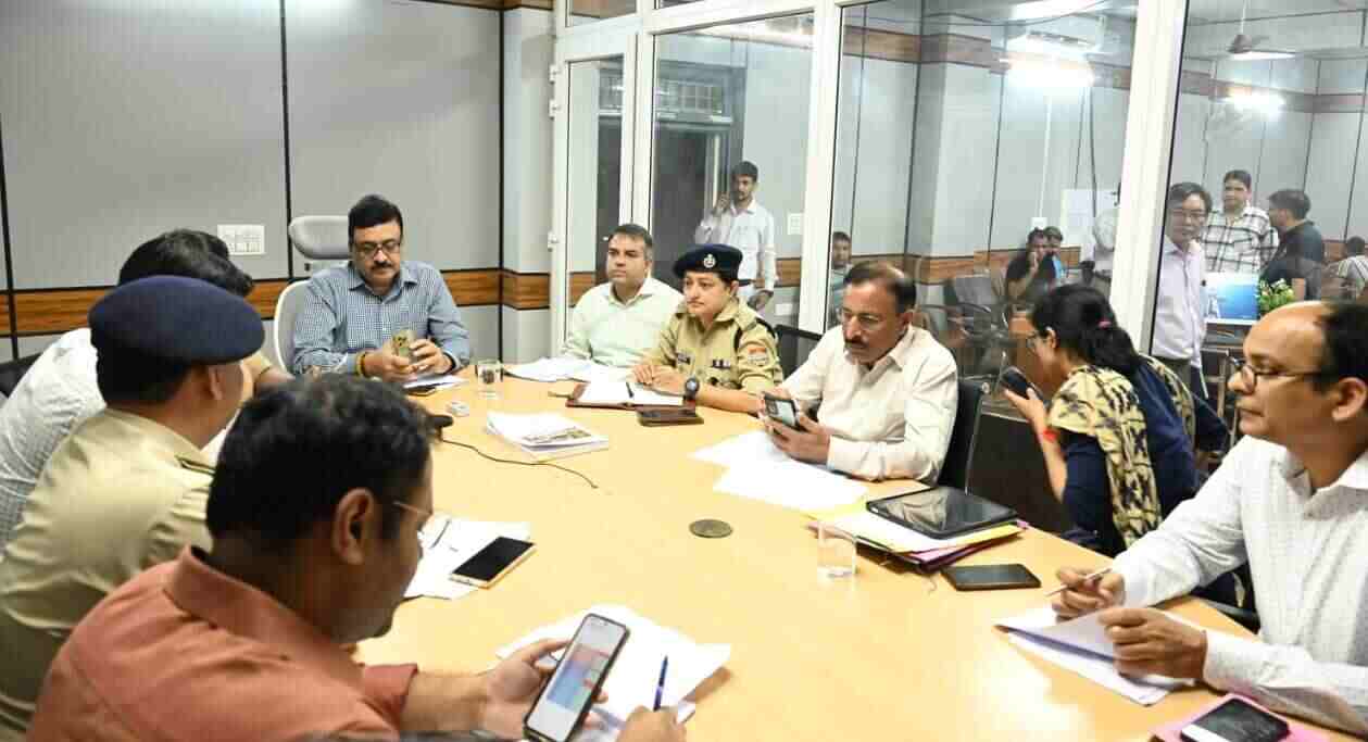 कमिश्नर गढ़वाल ने आपदा कंट्रोल रूम पहुंचकर की राहत बचाव कार्यों की समीक्षा